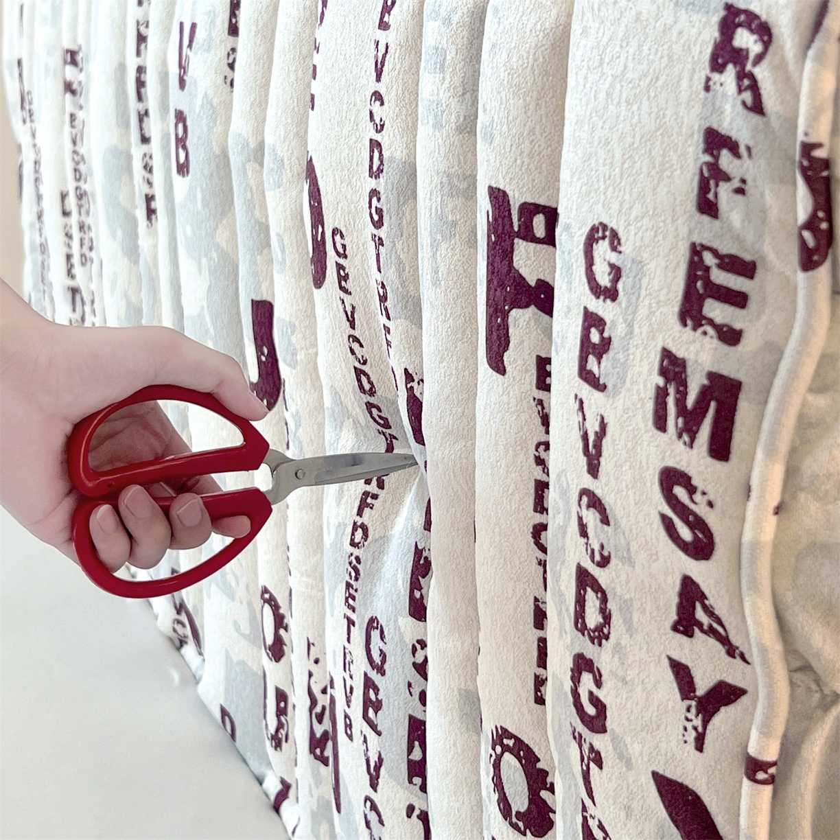 91家纺网 家纺一手货源 找家纺 情恒家纺 2025新款细麻印花加厚双面全包床头罩 酱红