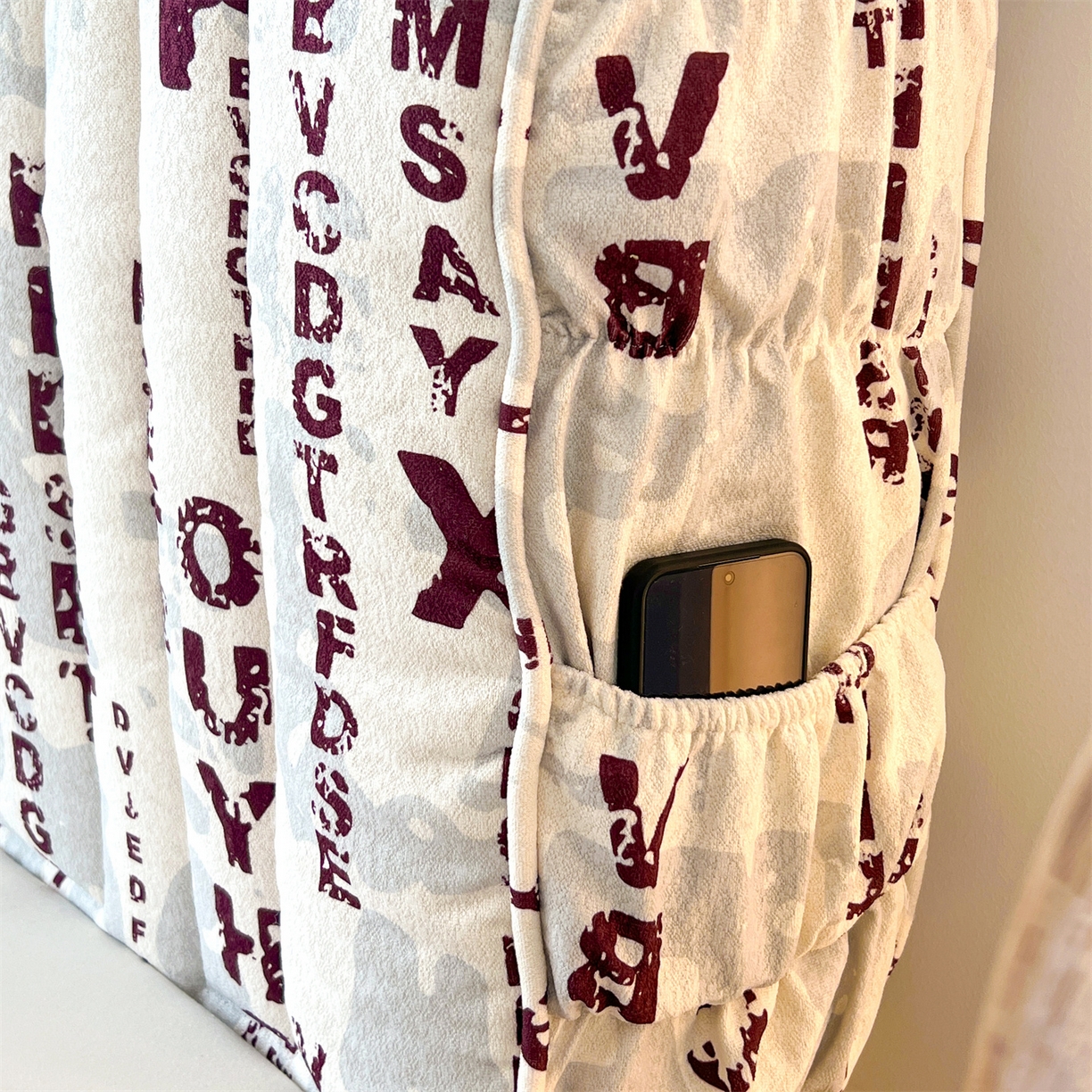 91家纺网 家纺一手货源 找家纺 情恒家纺 2025新款细麻印花加厚双面全包床头罩 酱红