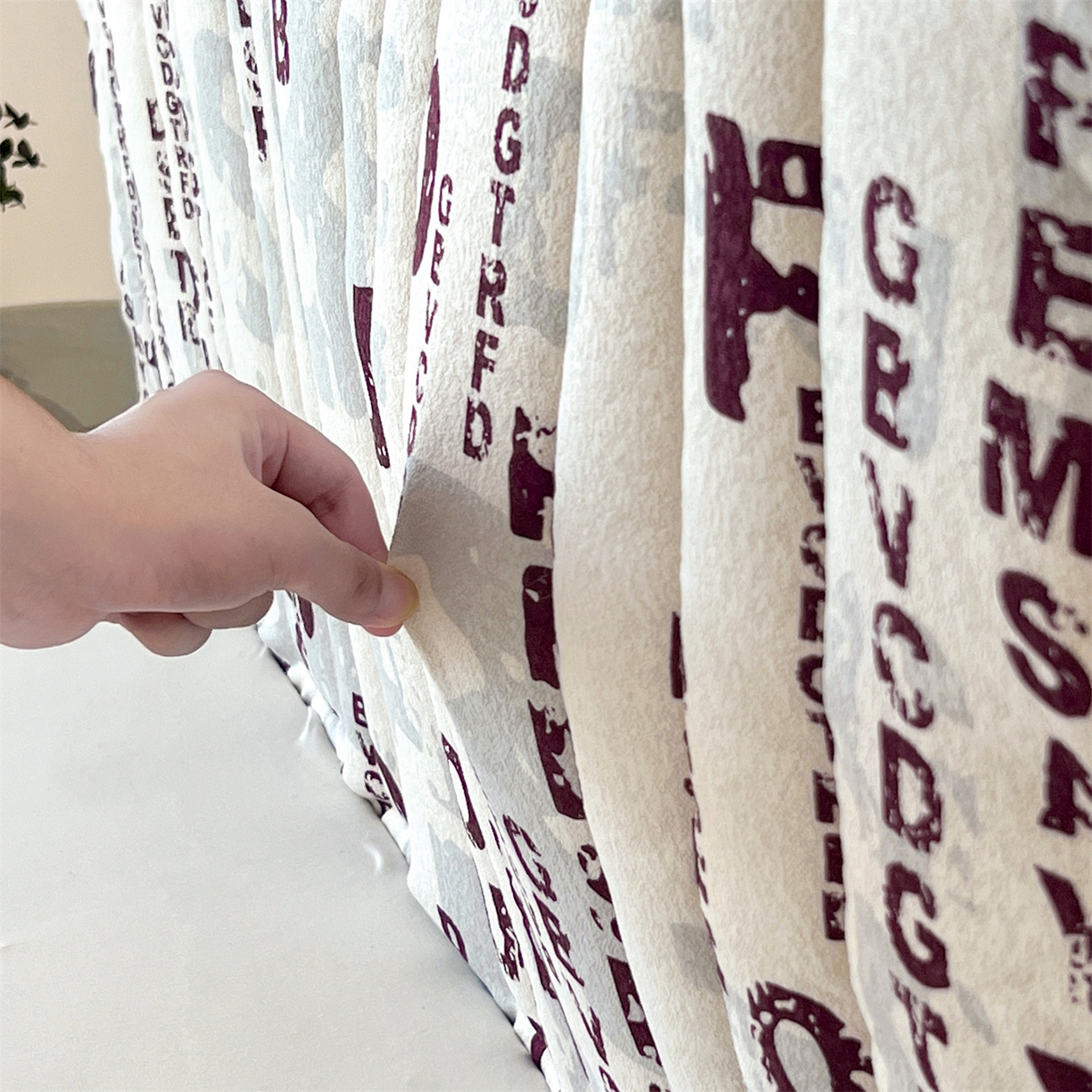 91家纺网 家纺一手货源 找家纺 情恒家纺 2025新款细麻印花加厚双面全包床头罩 酱红