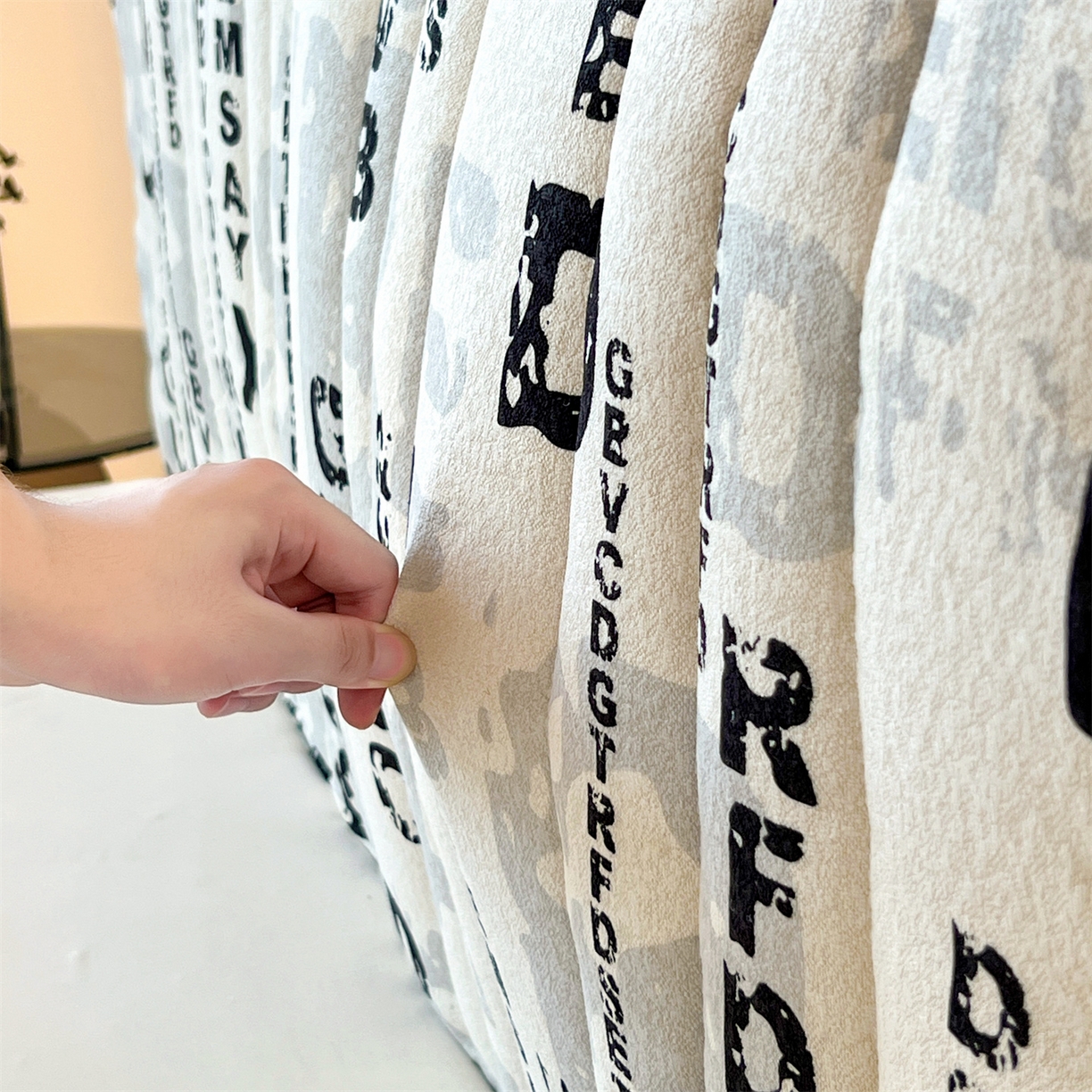 91家纺网 家纺一手货源 找家纺 情恒家纺 2025新款细麻印花加厚双面全包床头罩 星黑