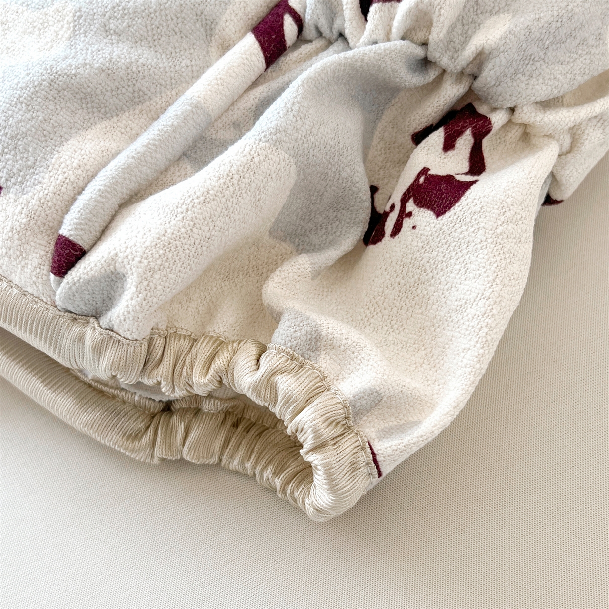 91家纺网 家纺一手货源 找家纺 情恒家纺 2025新款细麻印花加厚双面全包床头罩 酱红