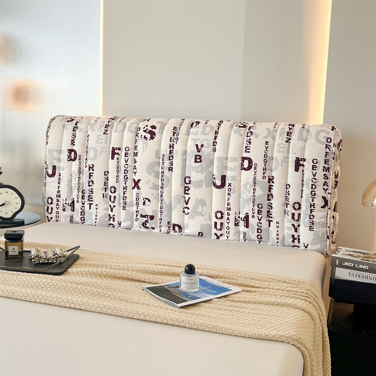 91家纺网 家纺一手货源 找家纺 情恒家纺 2025新款细麻印花加厚双面全包床头罩 酱红