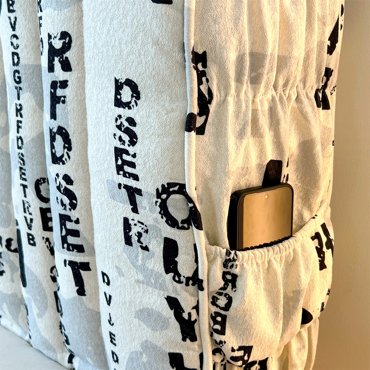 91家纺网 家纺一手货源 找家纺 情恒家纺 2025新款细麻印花加厚双面全包床头罩 星黑