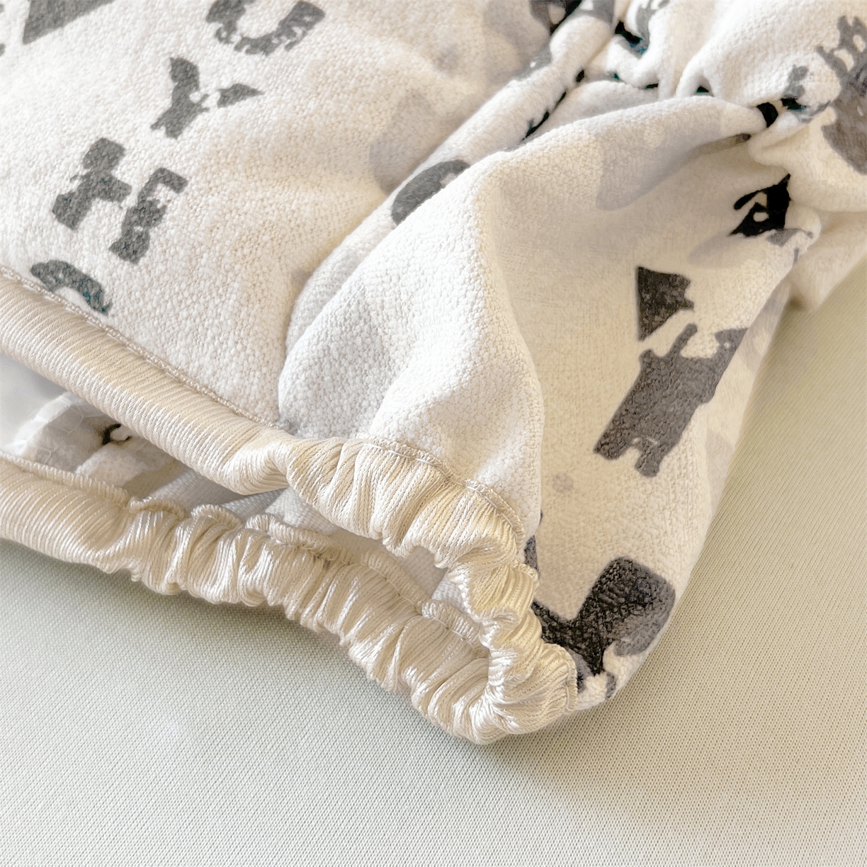 91家纺网 家纺一手货源 找家纺 情恒家纺 2025新款细麻印花加厚双面全包床头罩 辰灰