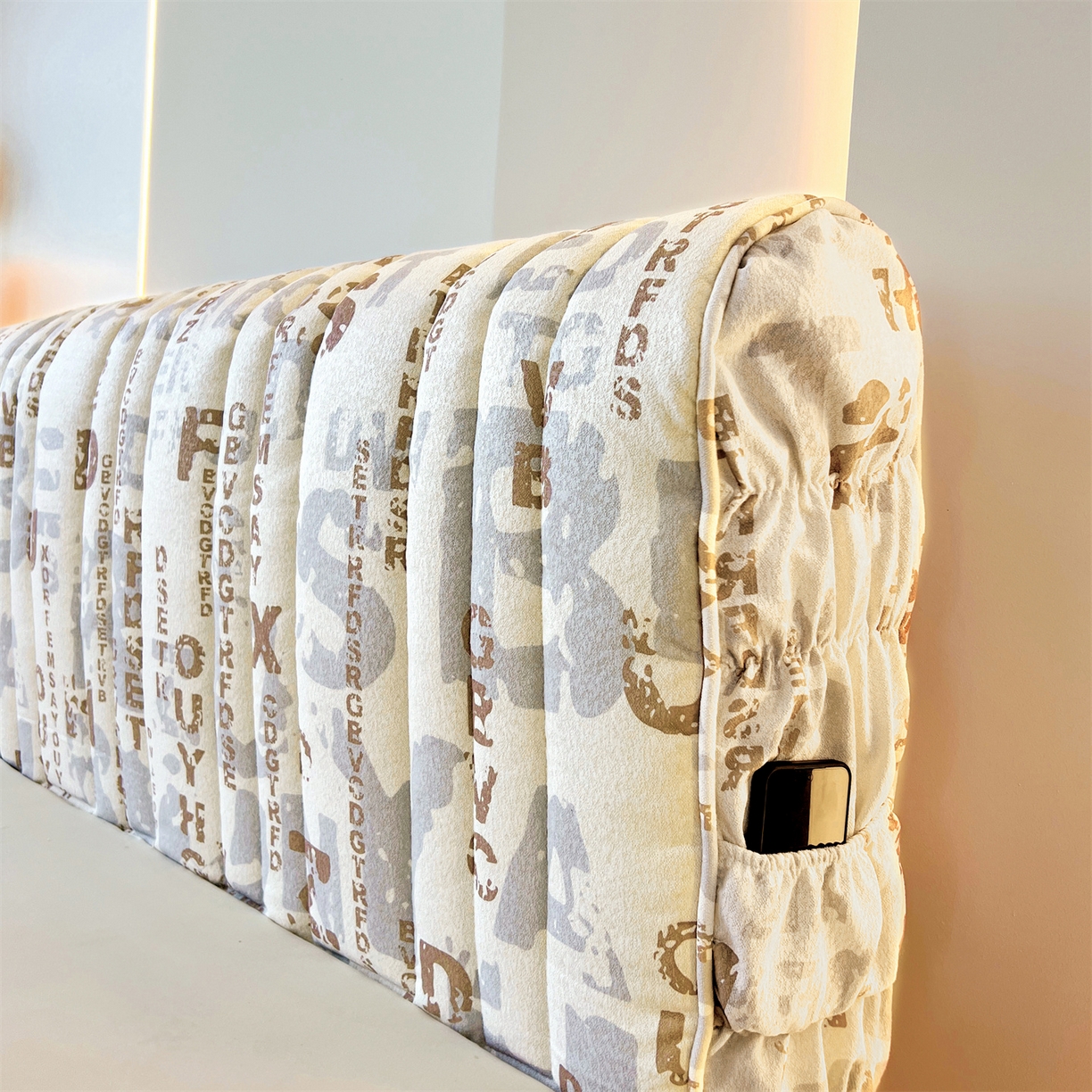 91家纺网 家纺一手货源 找家纺 情恒家纺 2025新款细麻印花加厚双面全包床头罩 米驼