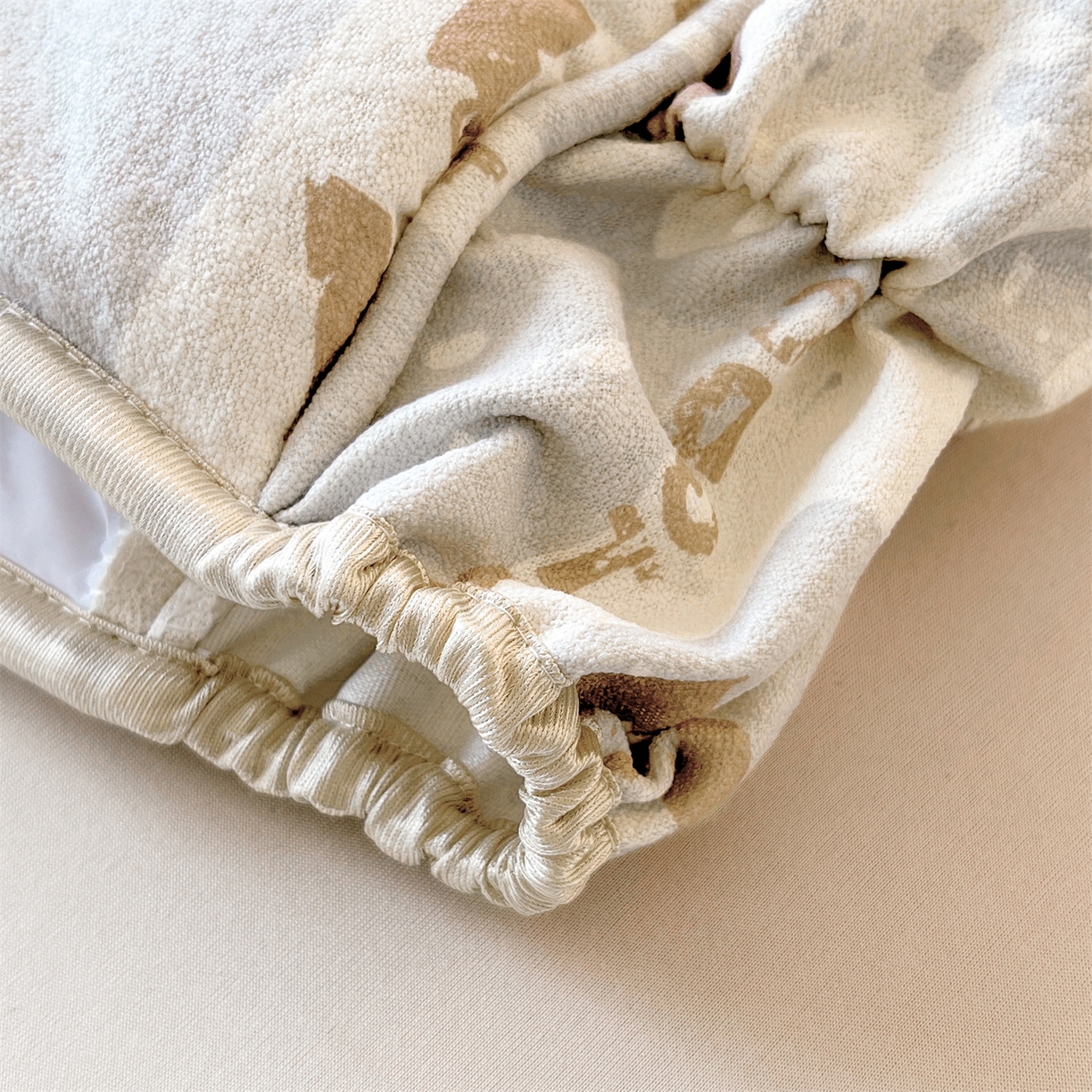 91家纺网 家纺一手货源 找家纺 情恒家纺 2025新款细麻印花加厚双面全包床头罩 米驼