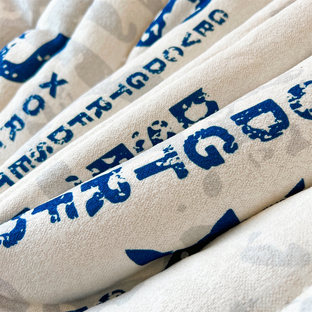 91家纺网 家纺一手货源 找家纺 情恒家纺 2025新款细麻印花加厚双面全包床头罩 碧蓝