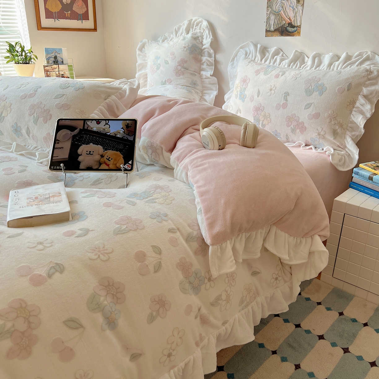 91家纺网 家纺一手货源 找家纺 六巷胡同 2025新款韩系小清新博主风着色立体雕花A类牛奶绒四件套 花边款-浅棠花语