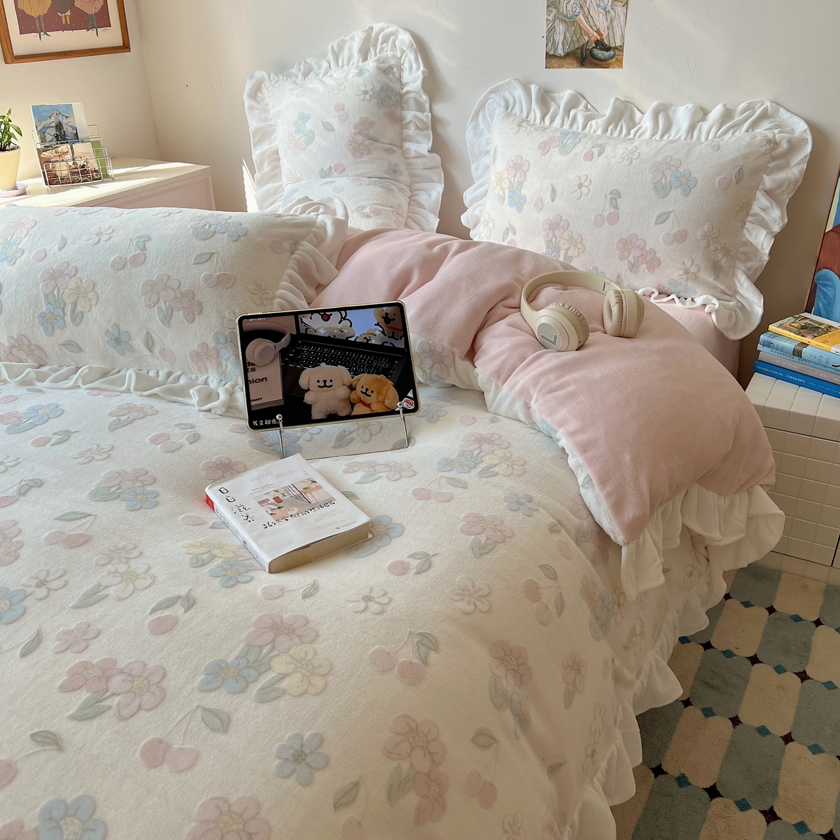 91家纺网 家纺一手货源 找家纺 六巷胡同 2025新款韩系小清新博主风着色立体雕花A类牛奶绒四件套 花边款-浅棠花语