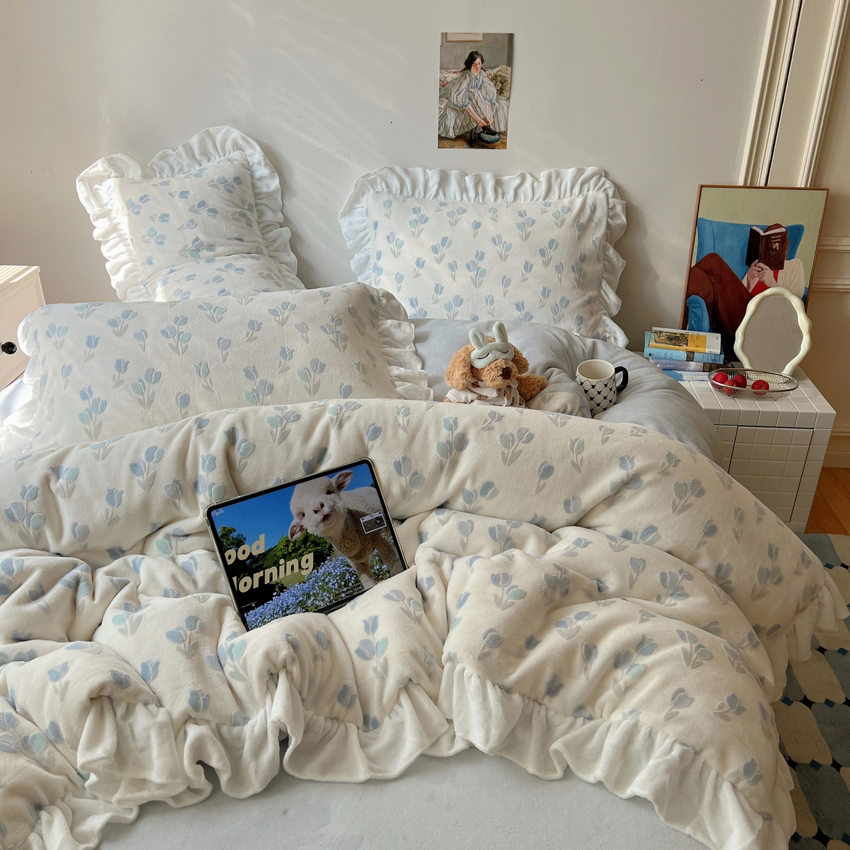 91家纺网 家纺一手货源 找家纺 六巷胡同 2025新款韩系小清新博主风着色立体雕花A类牛奶绒四件套 花边款-千寻秘境