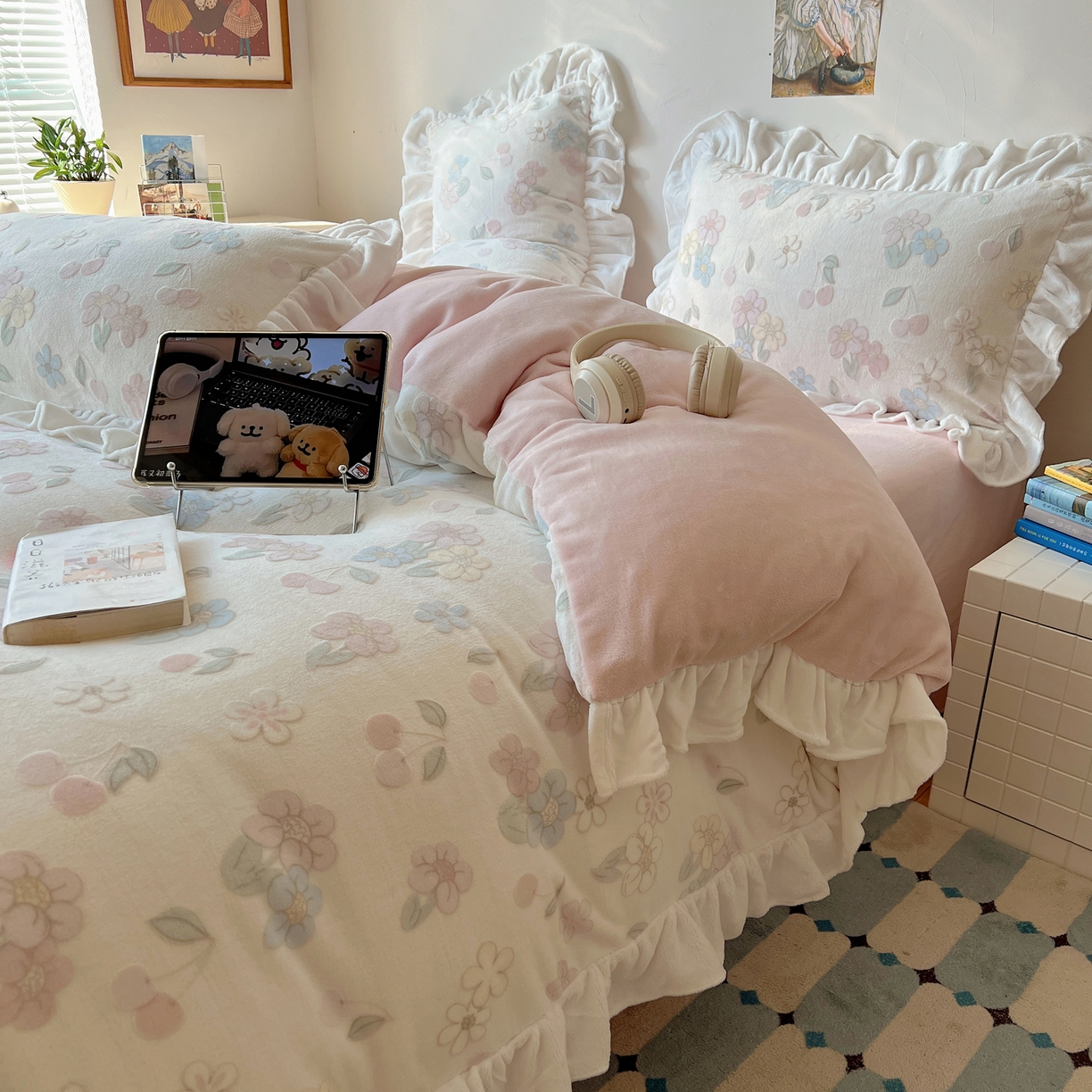 91家纺网 家纺一手货源 找家纺 六巷胡同 2025新款韩系小清新博主风着色立体雕花A类牛奶绒四件套 花边款-浅棠花语