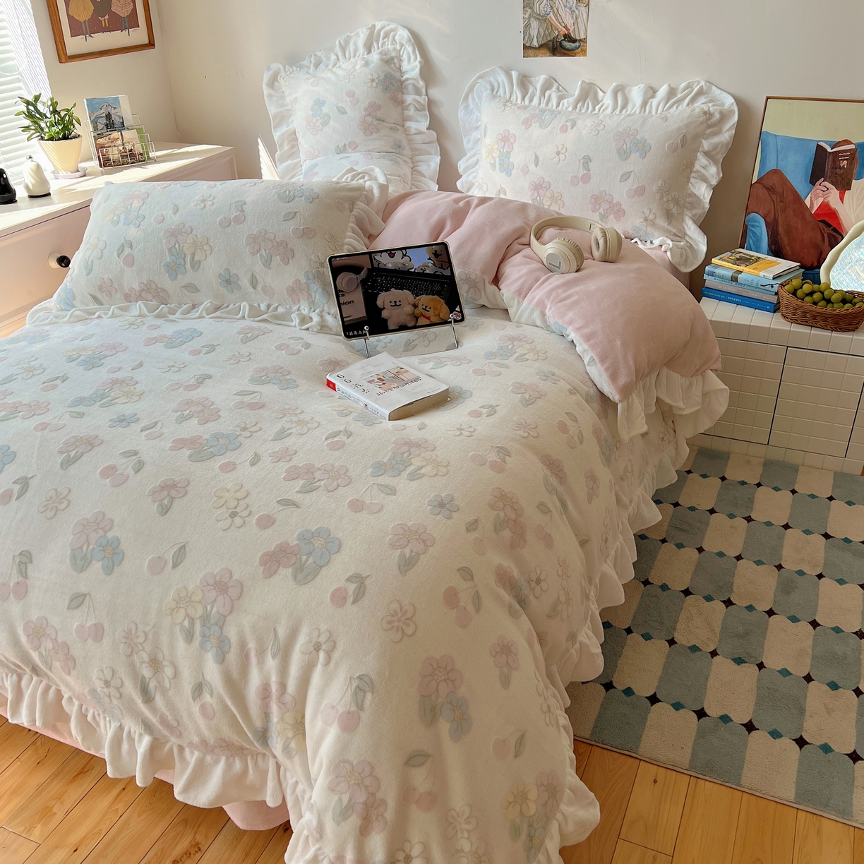 91家纺网 家纺一手货源 找家纺 六巷胡同 2025新款韩系小清新博主风着色立体雕花A类牛奶绒四件套 花边款-浅棠花语