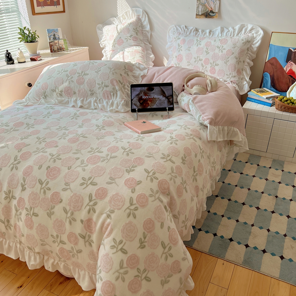 91家纺网 家纺一手货源 找家纺 六巷胡同 2025新款韩系小清新博主风着色立体雕花A类牛奶绒四件套 花边款-梦屿花田