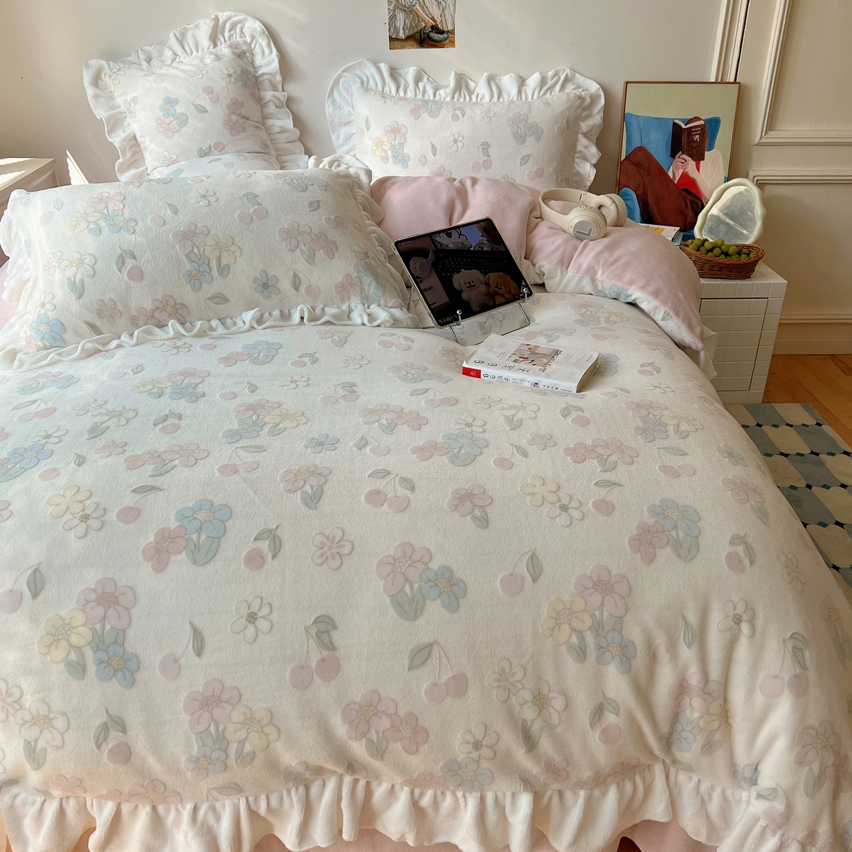 91家纺网 家纺一手货源 找家纺 六巷胡同 2025新款韩系小清新博主风着色立体雕花A类牛奶绒四件套 花边款-浅棠花语