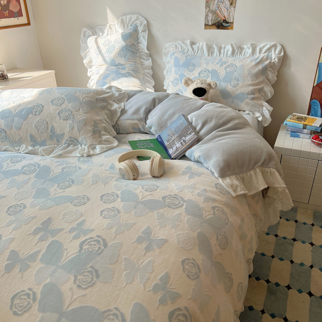 91家纺网 家纺一手货源 找家纺 六巷胡同 2025新款韩系小清新博主风着色立体雕花A类牛奶绒四件套 花边款-云栖拾光