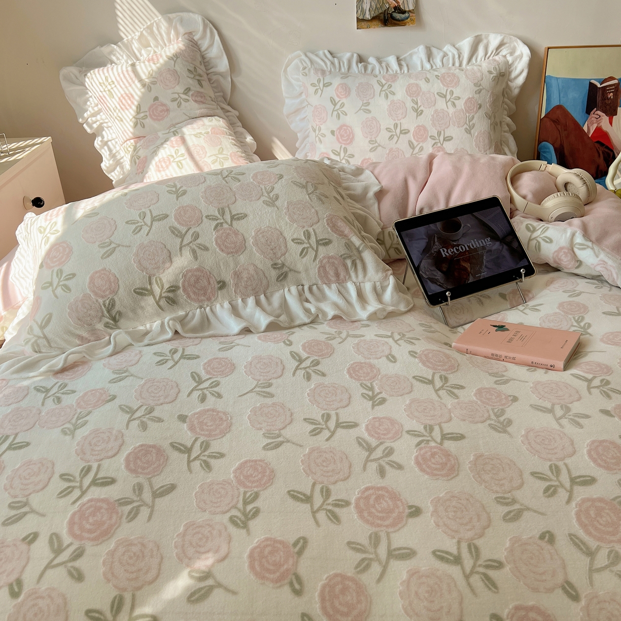 91家纺网 家纺一手货源 找家纺 六巷胡同 2025新款韩系小清新博主风着色立体雕花A类牛奶绒四件套 花边款-梦屿花田