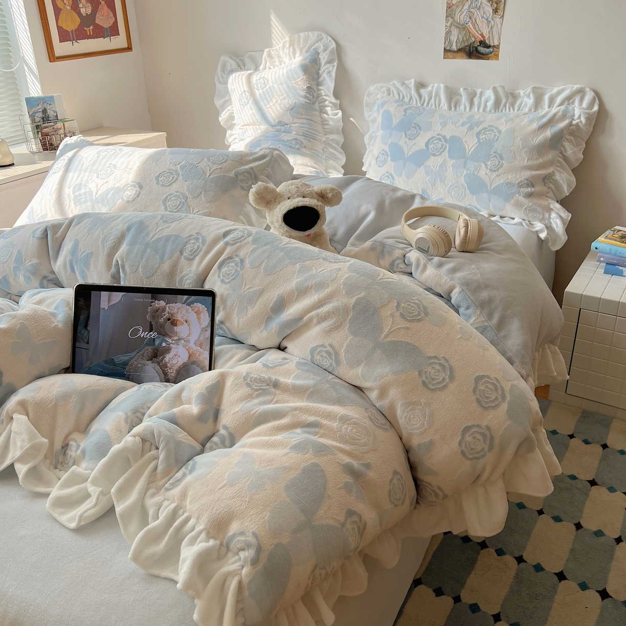 91家纺网 家纺一手货源 找家纺 六巷胡同 2025新款韩系小清新博主风着色立体雕花A类牛奶绒四件套 花边款-云栖拾光