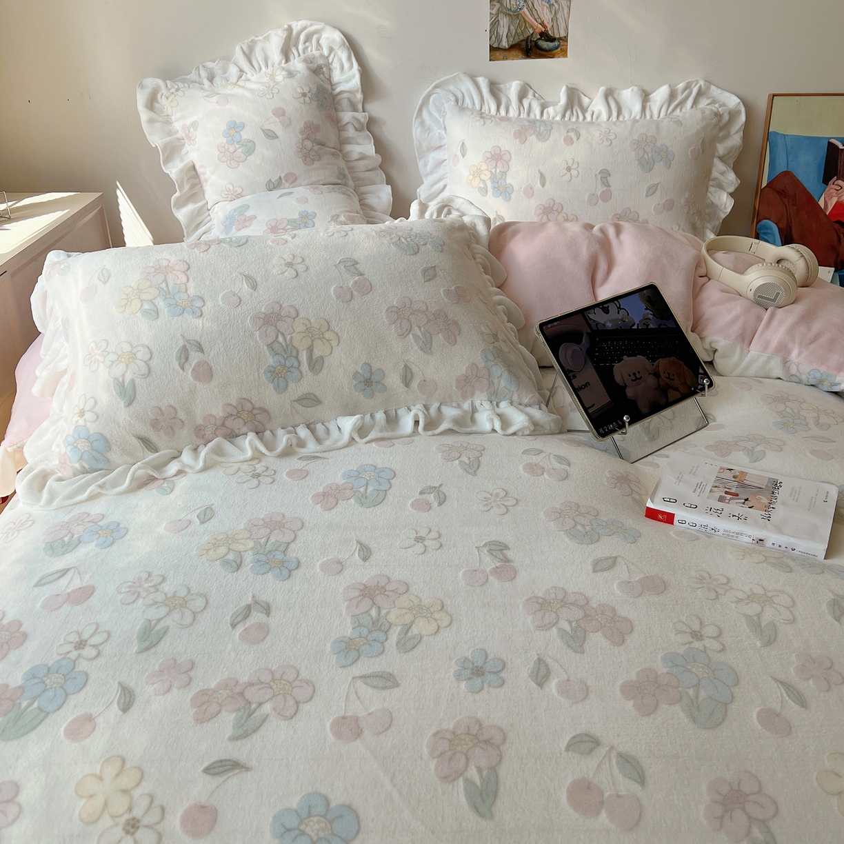 91家纺网 家纺一手货源 找家纺 六巷胡同 2025新款韩系小清新博主风着色立体雕花A类牛奶绒四件套 花边款-浅棠花语