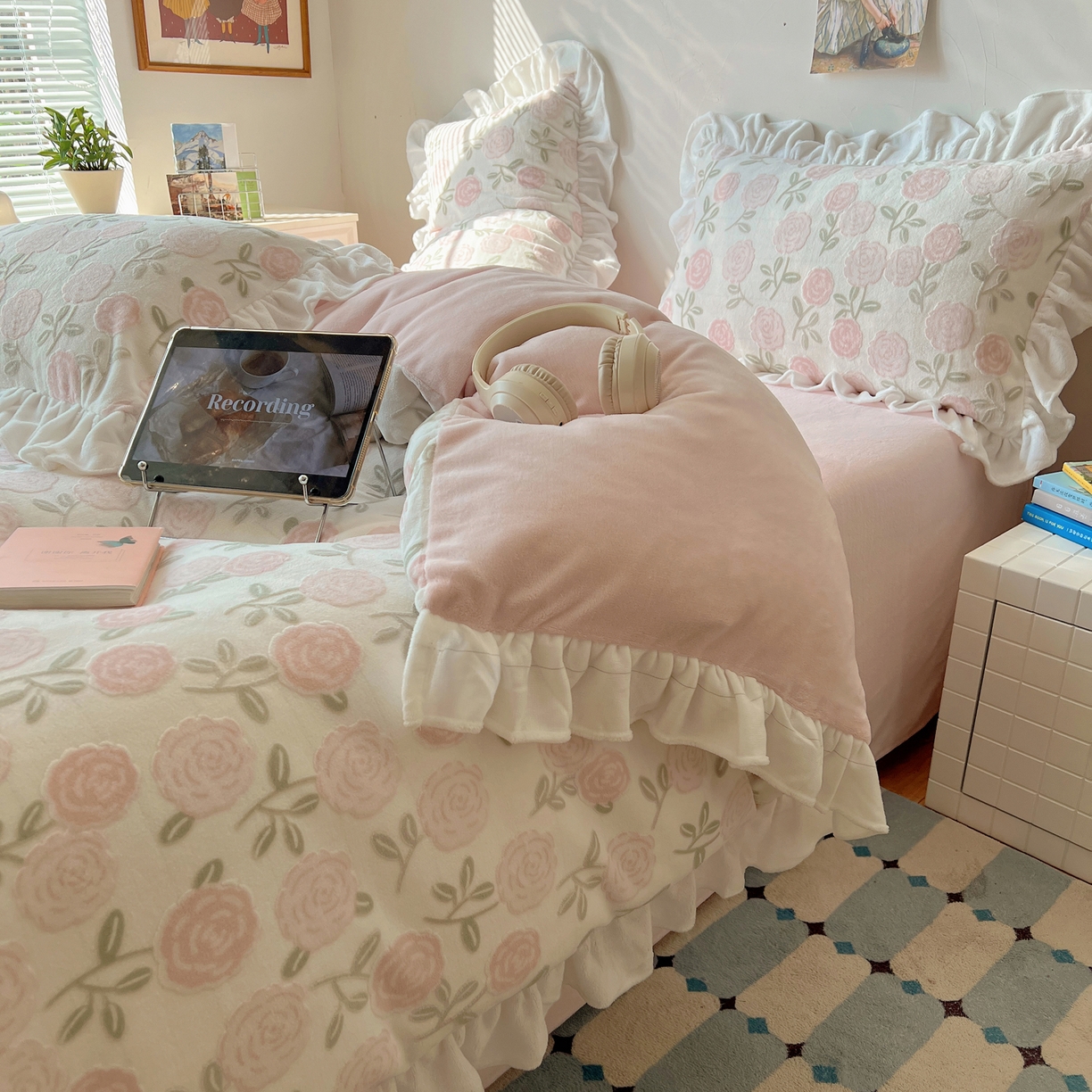 91家纺网 家纺一手货源 找家纺 （总）六巷胡同 2025新款韩系小清新博主风着色立体雕花A类牛奶绒四件套