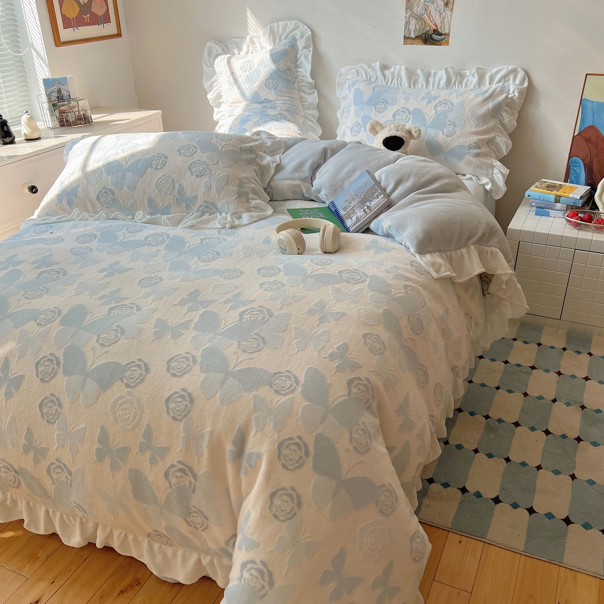 91家纺网 家纺一手货源 找家纺 六巷胡同 2025新款韩系小清新博主风着色立体雕花A类牛奶绒四件套 花边款-云栖拾光