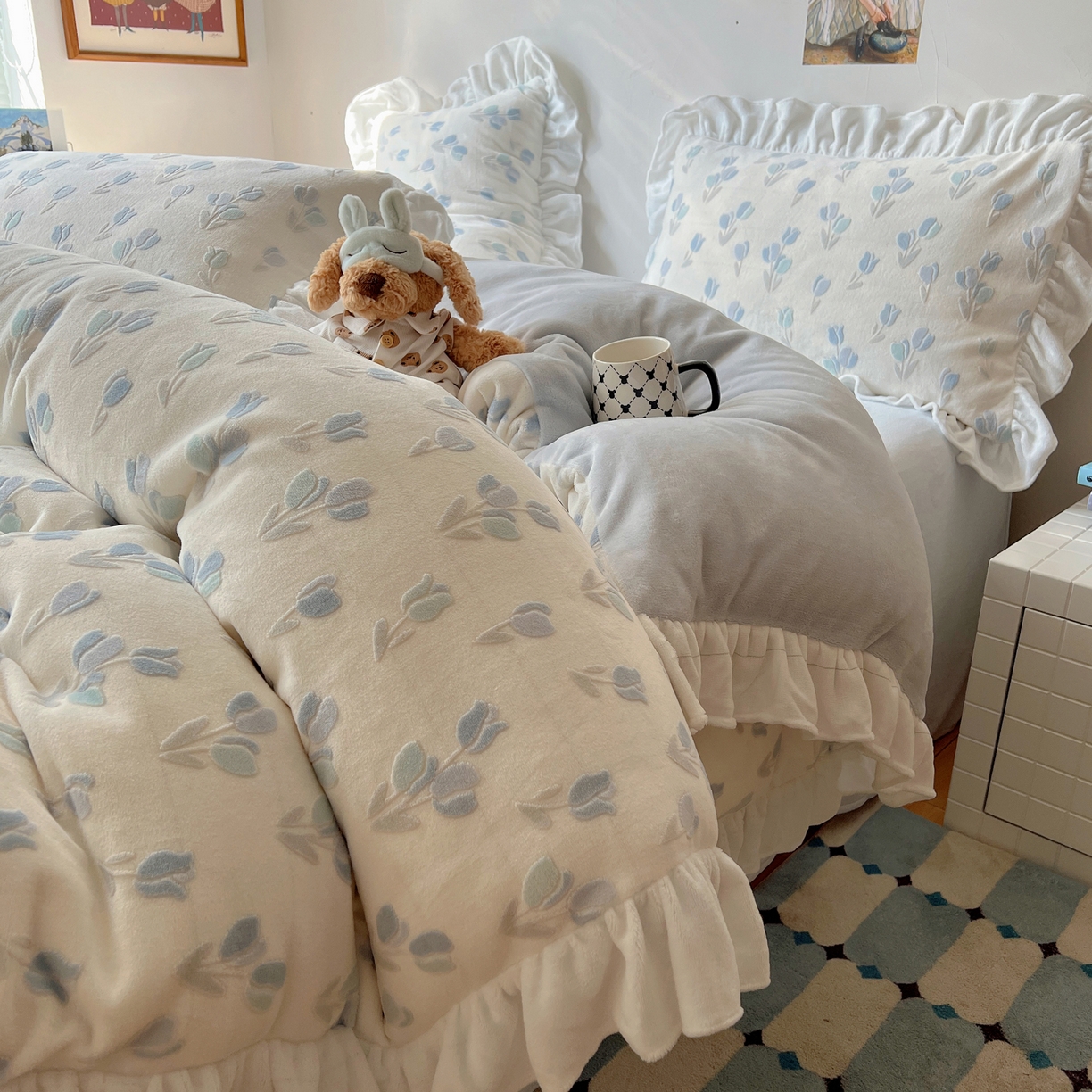 91家纺网 家纺一手货源 找家纺 六巷胡同 2025新款韩系小清新博主风着色立体雕花A类牛奶绒四件套 花边款-千寻秘境