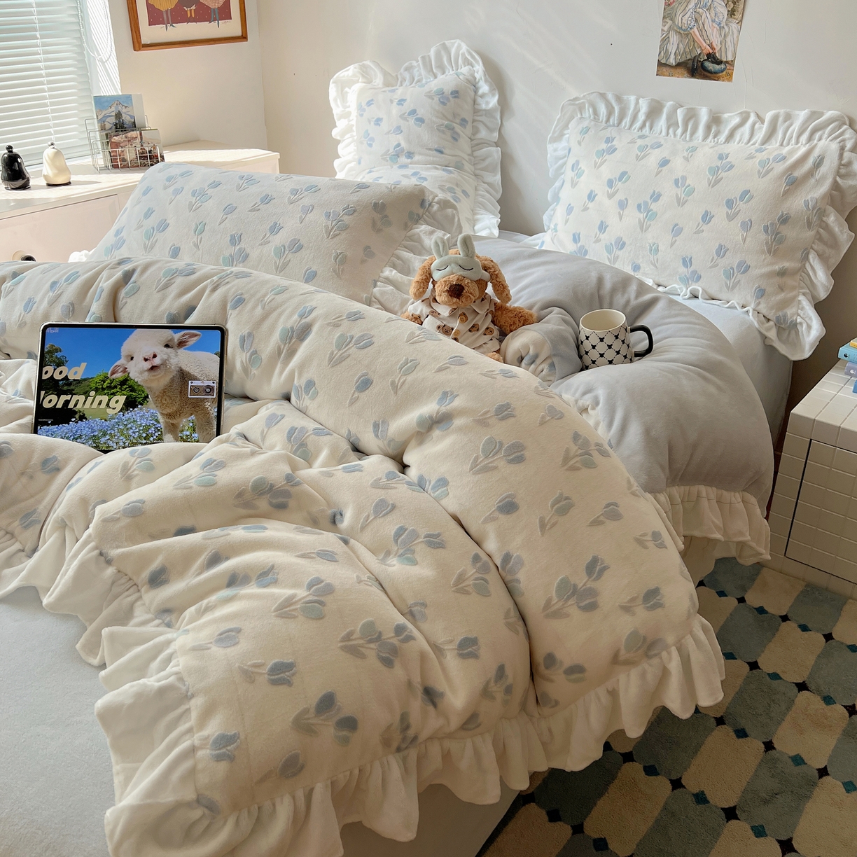 91家纺网 家纺一手货源 找家纺 六巷胡同 2025新款韩系小清新博主风着色立体雕花A类牛奶绒四件套 花边款-千寻秘境