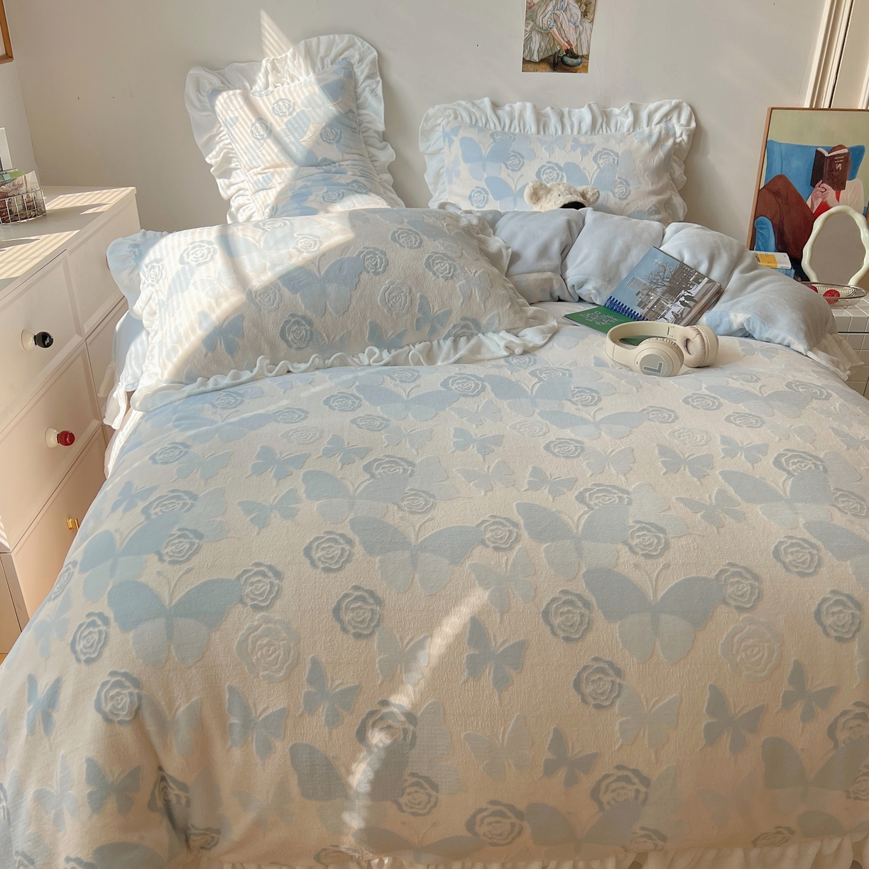 91家纺网 家纺一手货源 找家纺 六巷胡同 2025新款韩系小清新博主风着色立体雕花A类牛奶绒四件套 花边款-云栖拾光