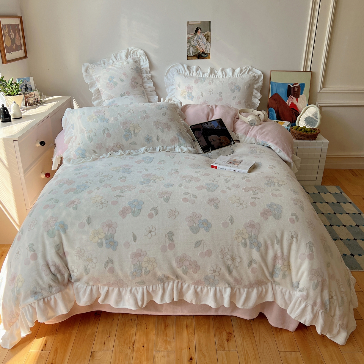 91家纺网 家纺一手货源 找家纺 六巷胡同 2025新款韩系小清新博主风着色立体雕花A类牛奶绒四件套 花边款-浅棠花语