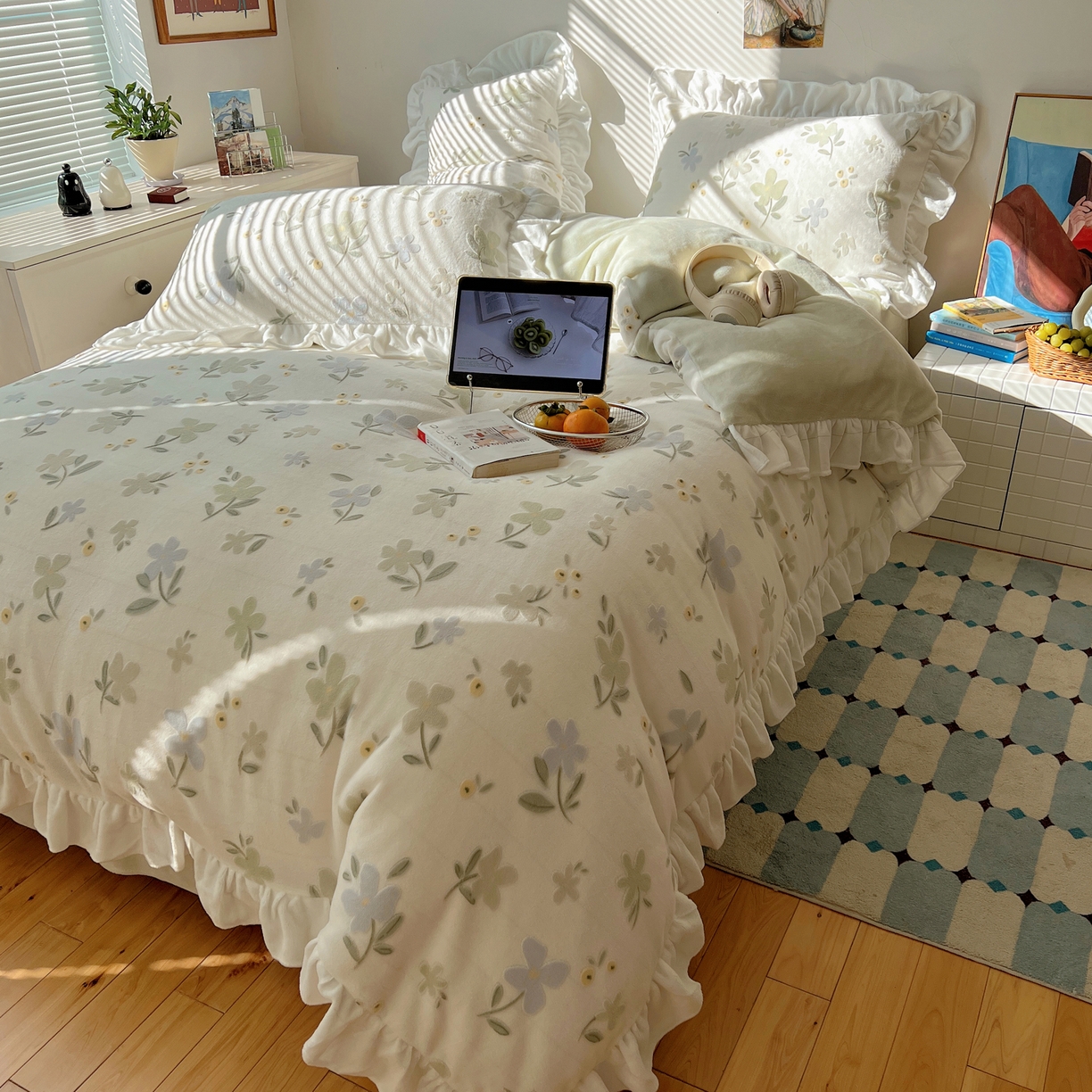 91家纺网 家纺一手货源 找家纺 六巷胡同 2025新款韩系小清新博主风着色立体雕花A类牛奶绒四件套 花边款-春野山奈