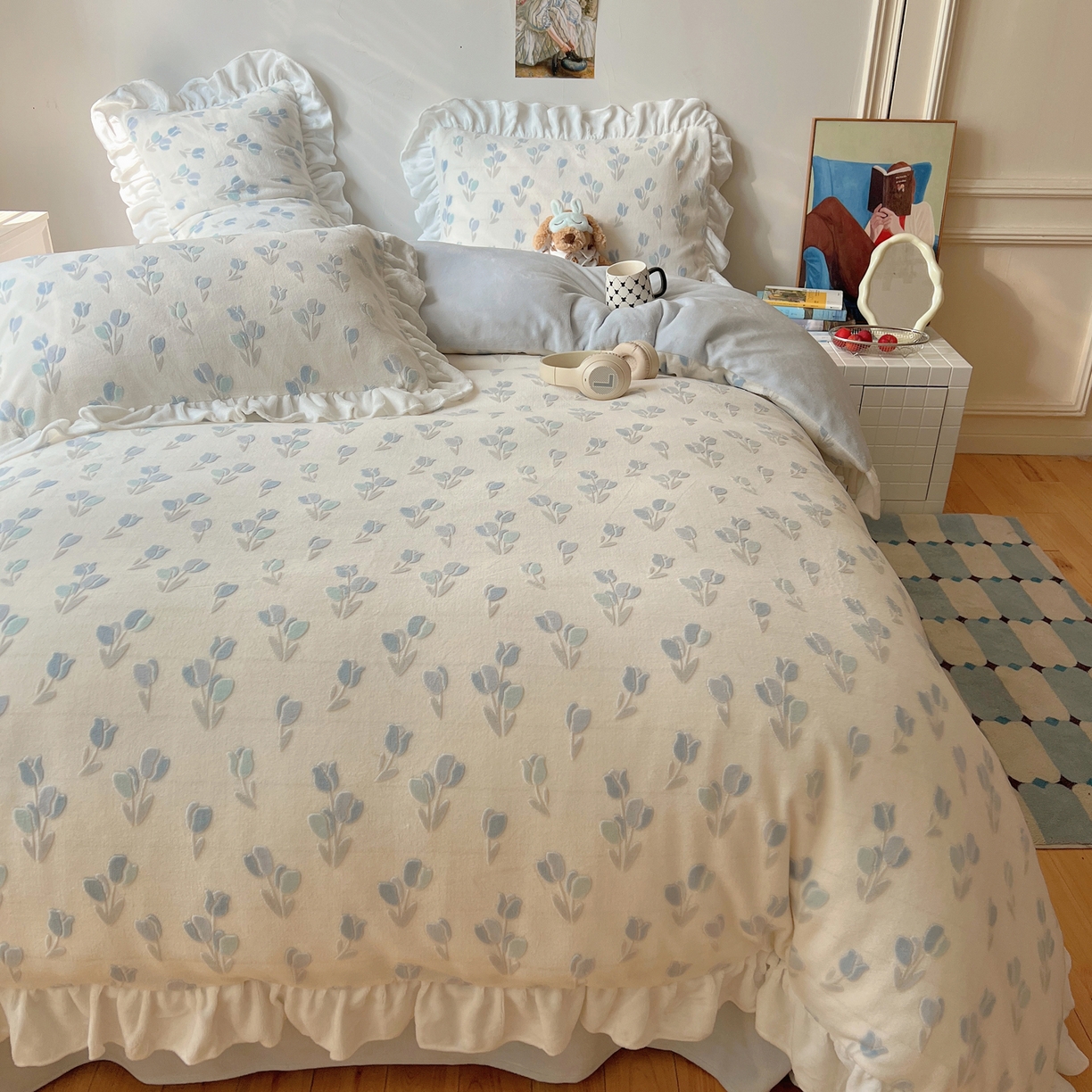 91家纺网 家纺一手货源 找家纺 六巷胡同 2025新款韩系小清新博主风着色立体雕花A类牛奶绒四件套 花边款-千寻秘境