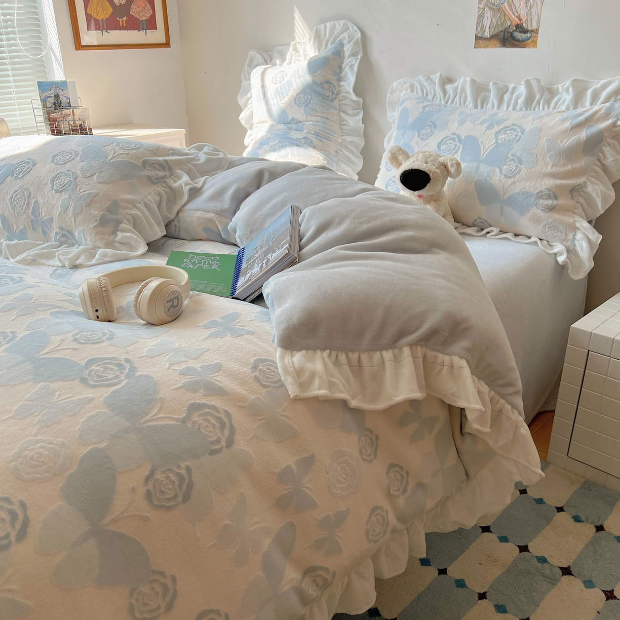 91家纺网 家纺一手货源 找家纺 六巷胡同 2025新款韩系小清新博主风着色立体雕花A类牛奶绒四件套 花边款-云栖拾光