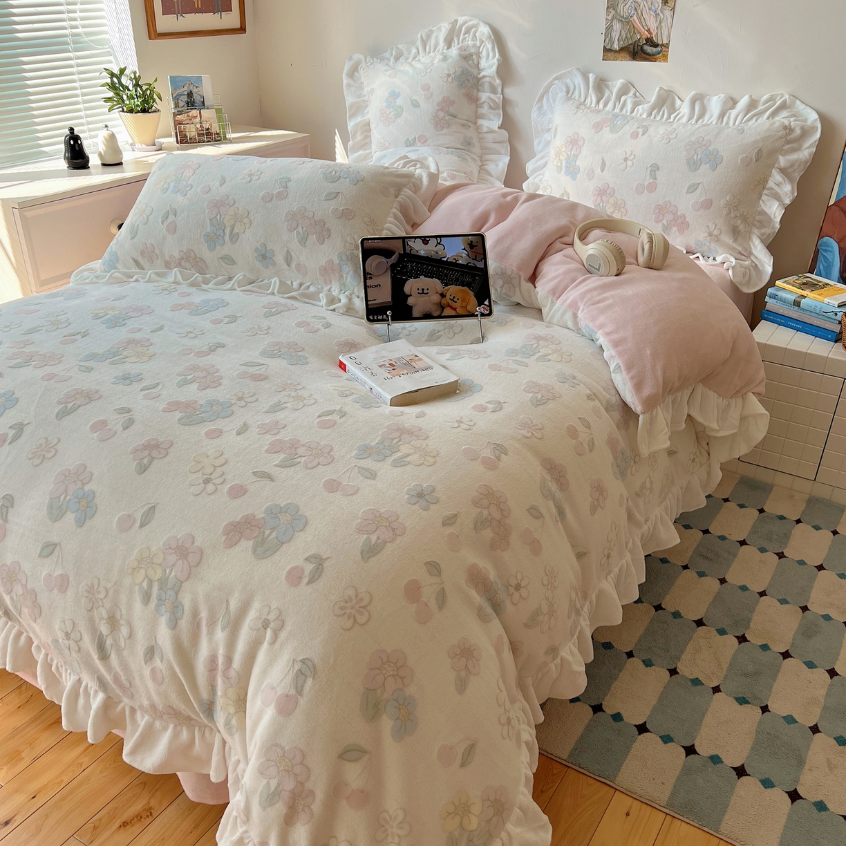 91家纺网 家纺一手货源 找家纺 六巷胡同 2025新款韩系小清新博主风着色立体雕花A类牛奶绒四件套 花边款-浅棠花语