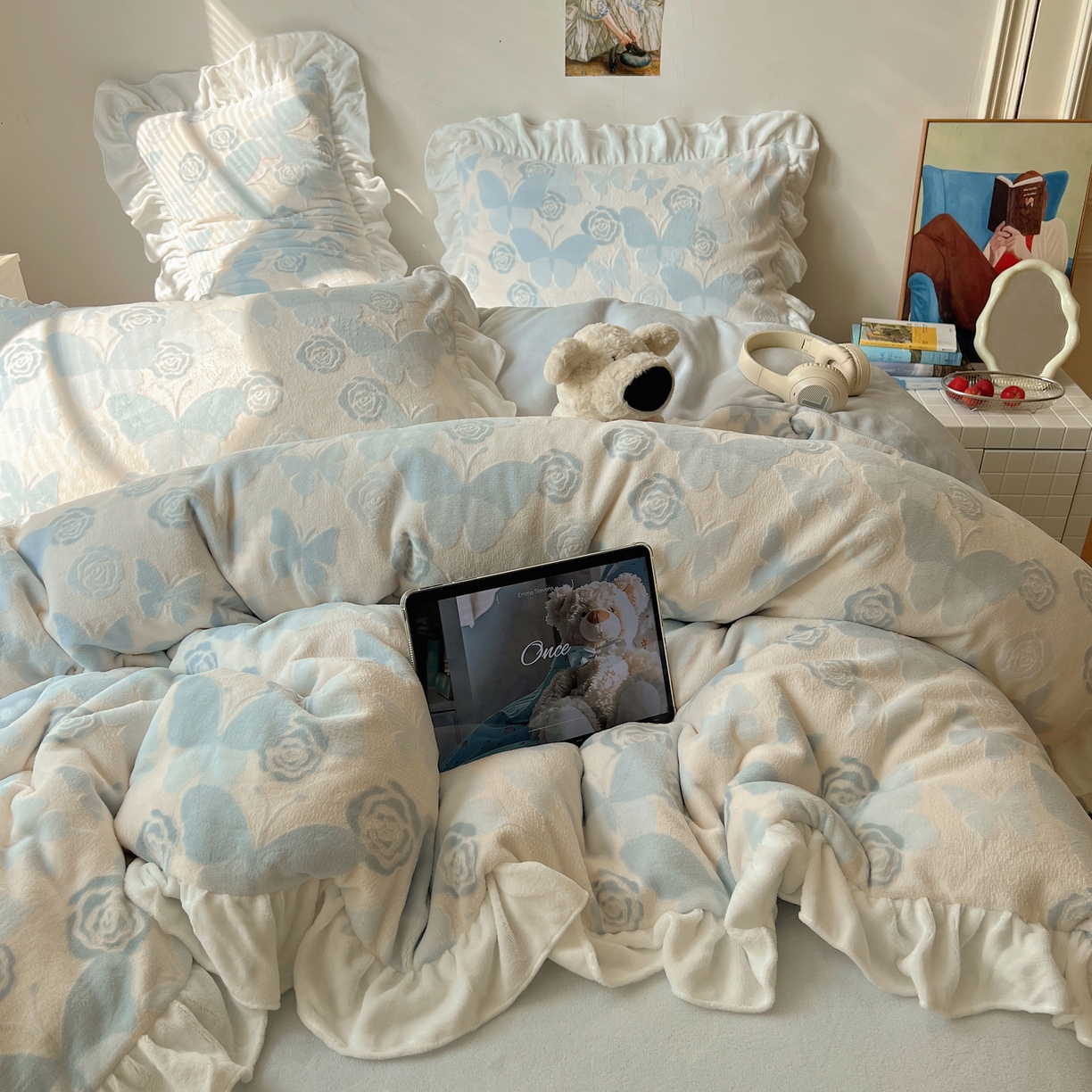 91家纺网 家纺一手货源 找家纺 六巷胡同 2025新款韩系小清新博主风着色立体雕花A类牛奶绒四件套 花边款-云栖拾光