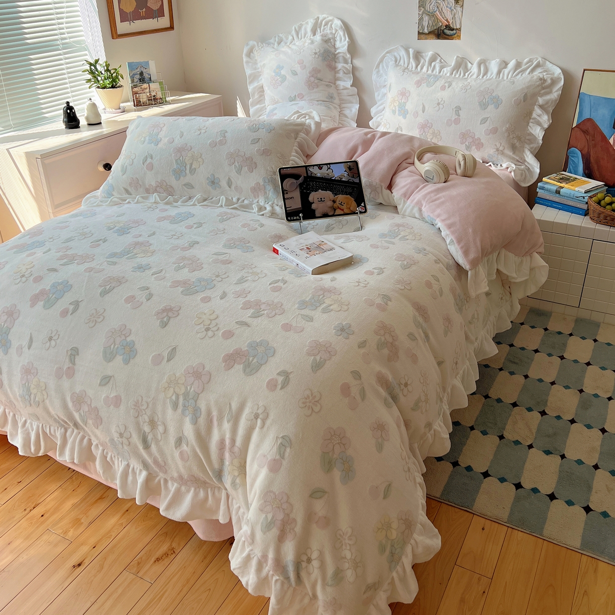 91家纺网 家纺一手货源 找家纺 六巷胡同 2025新款韩系小清新博主风着色立体雕花A类牛奶绒四件套 花边款-浅棠花语