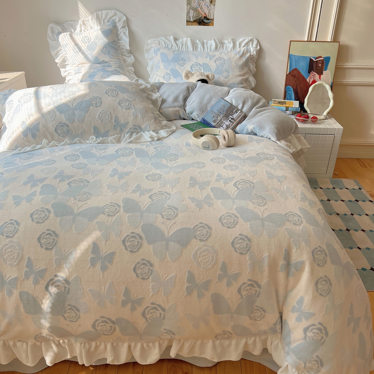 91家纺网 家纺一手货源 找家纺 六巷胡同 2025新款韩系小清新博主风着色立体雕花A类牛奶绒四件套 花边款-云栖拾光