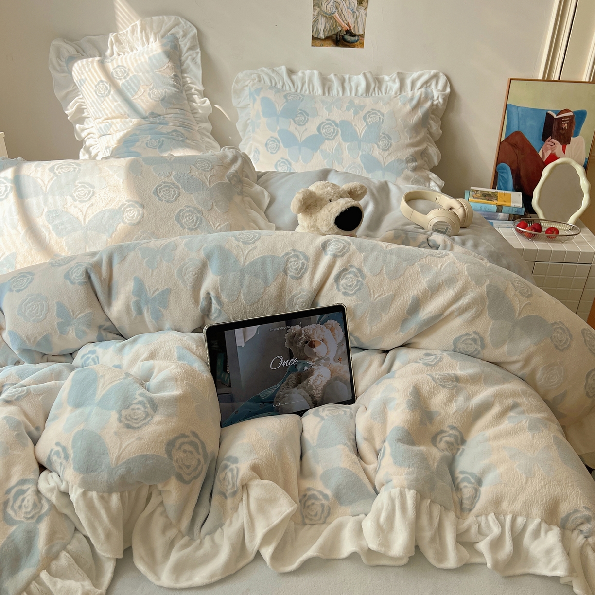 91家纺网 家纺一手货源 找家纺 六巷胡同 2025新款韩系小清新博主风着色立体雕花A类牛奶绒四件套 花边款-云栖拾光