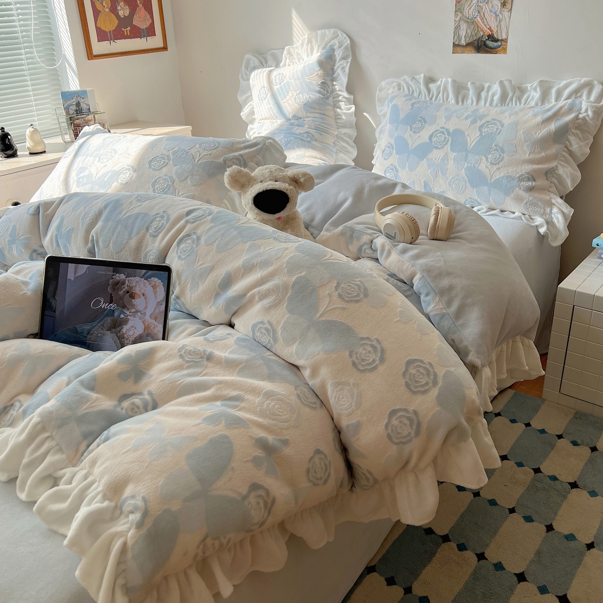 91家纺网 家纺一手货源 找家纺 六巷胡同 2025新款韩系小清新博主风着色立体雕花A类牛奶绒四件套 花边款-云栖拾光