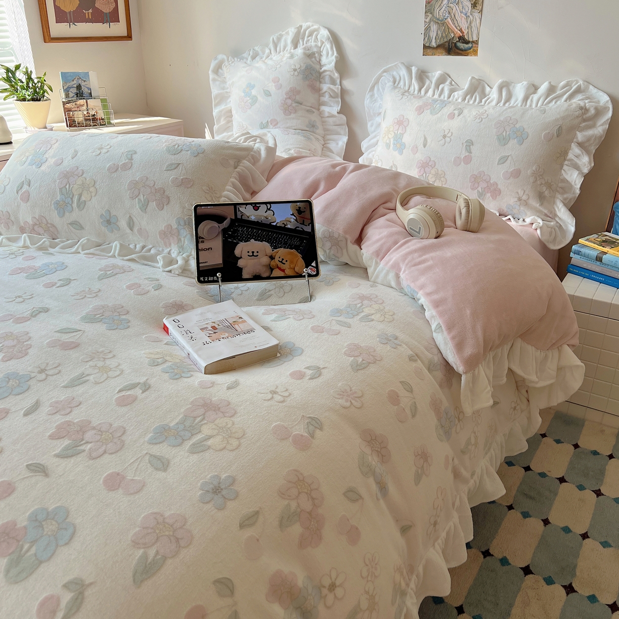 91家纺网 家纺一手货源 找家纺 六巷胡同 2025新款韩系小清新博主风着色立体雕花A类牛奶绒四件套 花边款-浅棠花语