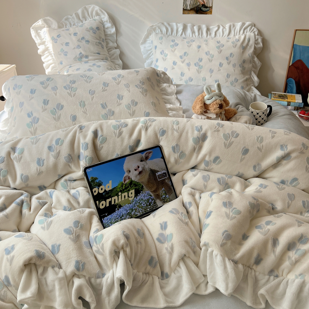 91家纺网 家纺一手货源 找家纺 六巷胡同 2025新款韩系小清新博主风着色立体雕花A类牛奶绒四件套 花边款-千寻秘境