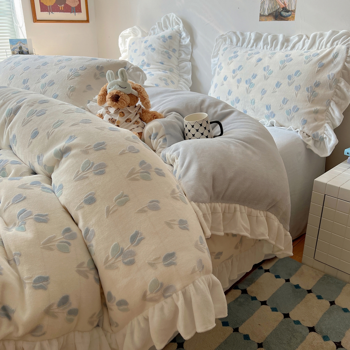 91家纺网 家纺一手货源 找家纺 六巷胡同 2025新款韩系小清新博主风着色立体雕花A类牛奶绒四件套 花边款-千寻秘境