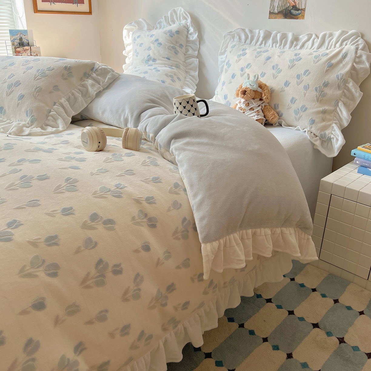 91家纺网 家纺一手货源 找家纺 六巷胡同 2025新款韩系小清新博主风着色立体雕花A类牛奶绒四件套 花边款-千寻秘境