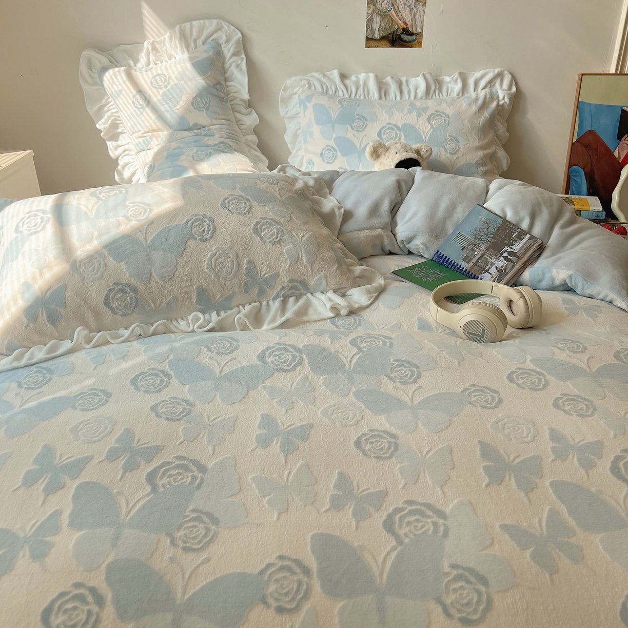 91家纺网 家纺一手货源 找家纺 六巷胡同 2025新款韩系小清新博主风着色立体雕花A类牛奶绒四件套 花边款-云栖拾光