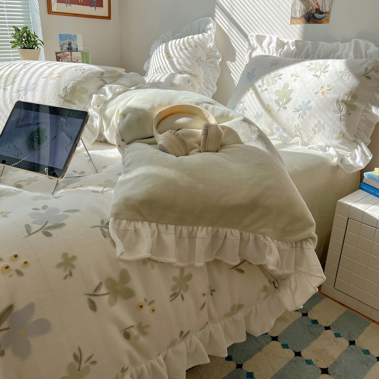 91家纺网 家纺一手货源 找家纺 六巷胡同 2025新款韩系小清新博主风着色立体雕花A类牛奶绒四件套 花边款-春野山奈