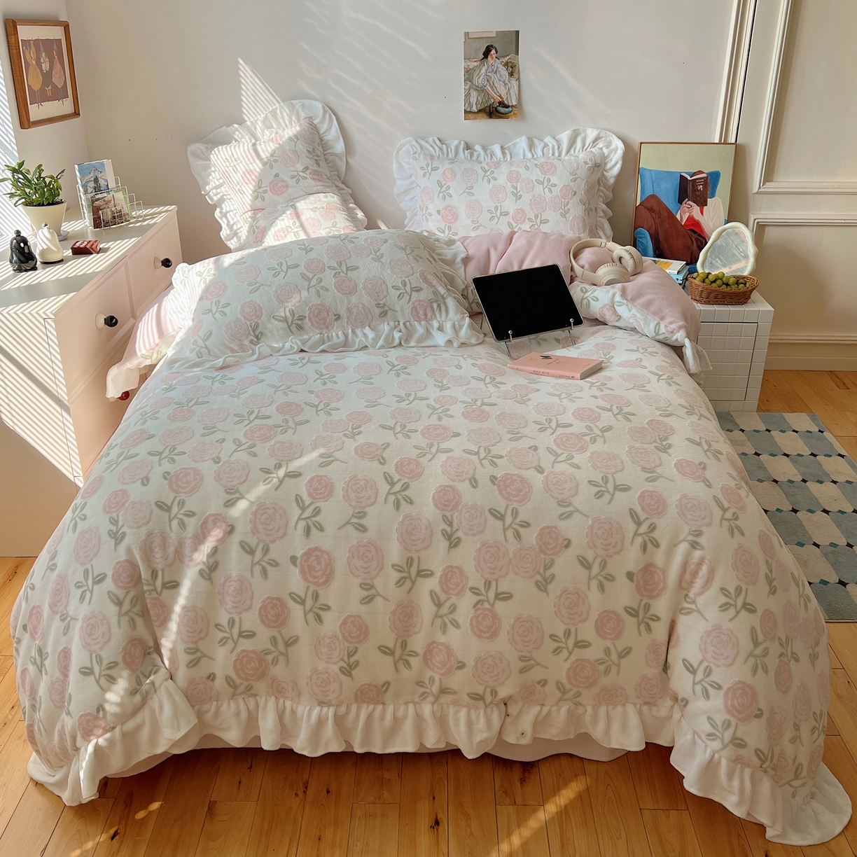 91家纺网 家纺一手货源 找家纺 六巷胡同 2025新款韩系小清新博主风着色立体雕花A类牛奶绒四件套 花边款-梦屿花田