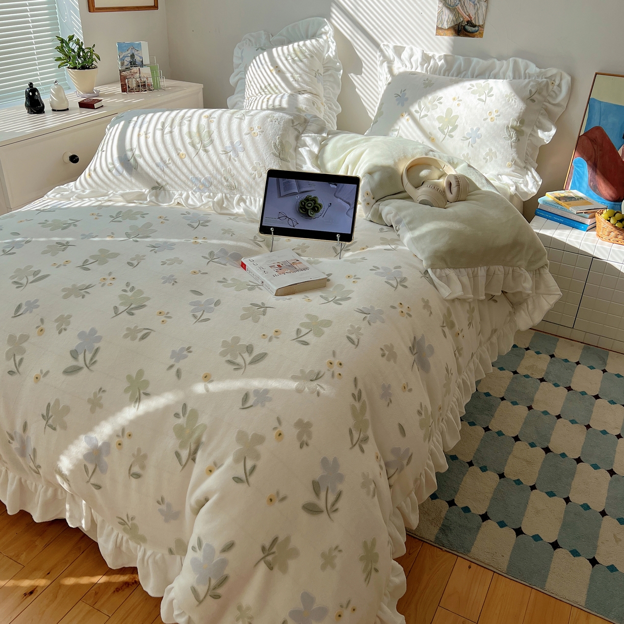 91家纺网 家纺一手货源 找家纺 六巷胡同 2025新款韩系小清新博主风着色立体雕花A类牛奶绒四件套 花边款-春野山奈