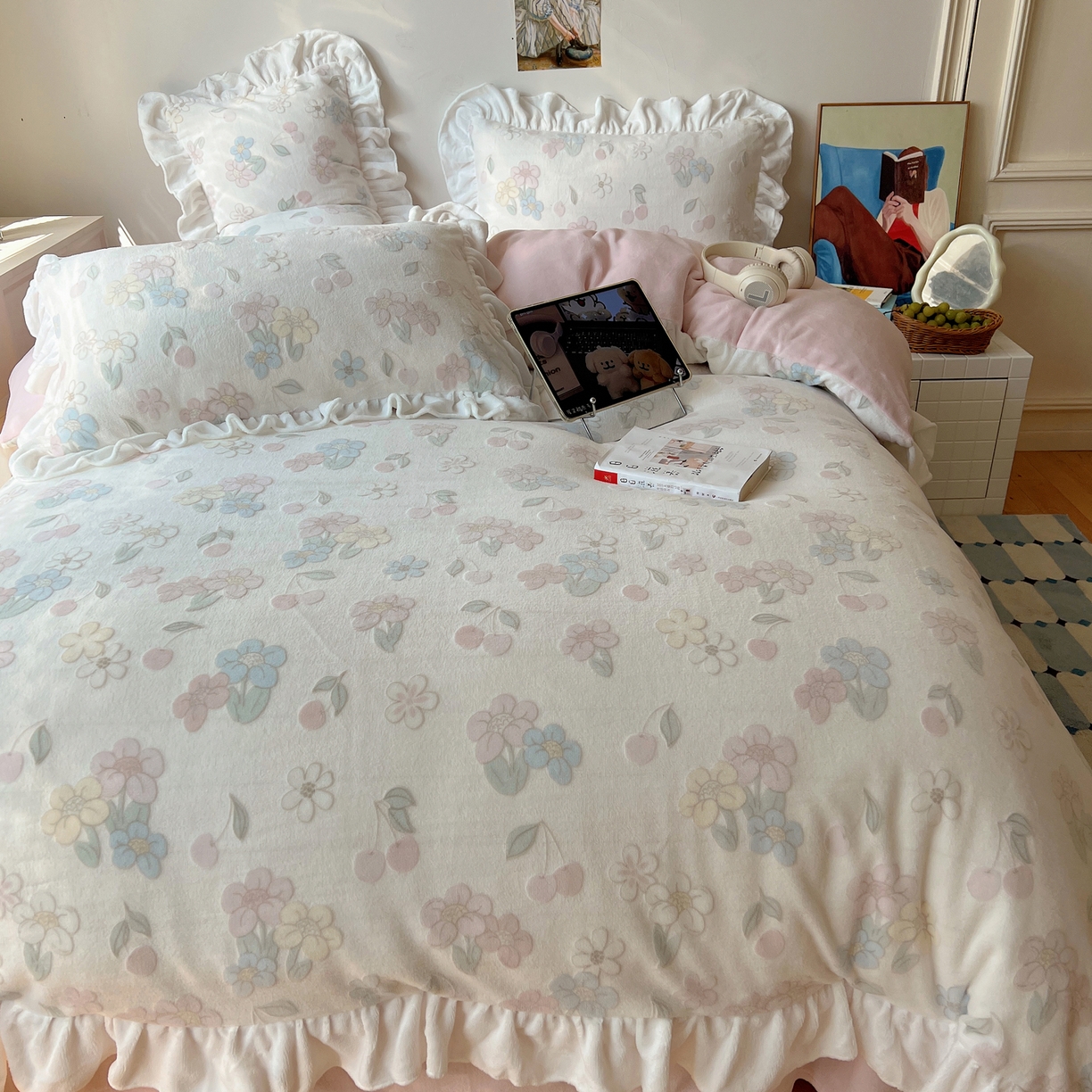 91家纺网 家纺一手货源 找家纺 六巷胡同 2025新款韩系小清新博主风着色立体雕花A类牛奶绒四件套 花边款-浅棠花语