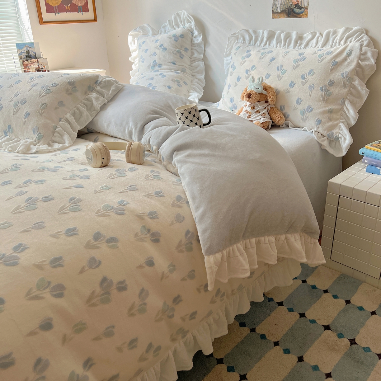 91家纺网 家纺一手货源 找家纺 六巷胡同 2025新款韩系小清新博主风着色立体雕花A类牛奶绒四件套 花边款-千寻秘境