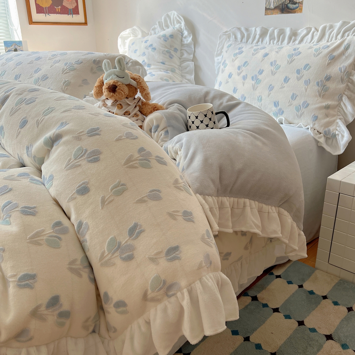 91家纺网 家纺一手货源 找家纺 六巷胡同 2025新款韩系小清新博主风着色立体雕花A类牛奶绒四件套 花边款-千寻秘境