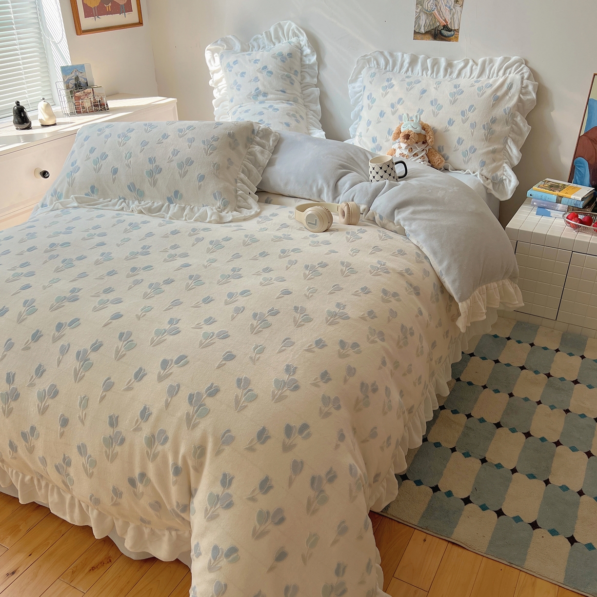 91家纺网 家纺一手货源 找家纺 六巷胡同 2025新款韩系小清新博主风着色立体雕花A类牛奶绒四件套 花边款-千寻秘境