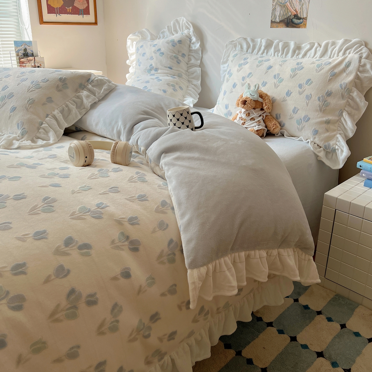 91家纺网 家纺一手货源 找家纺 六巷胡同 2025新款韩系小清新博主风着色立体雕花A类牛奶绒四件套 花边款-千寻秘境